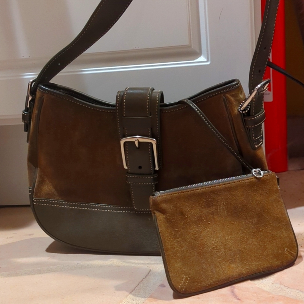 Vintage suede Coach shoulder bag with matching wristlet wallet.👜👜